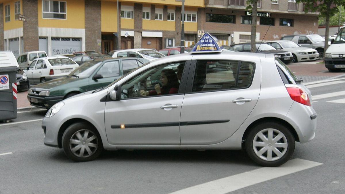 Un coche de una autoescuela en Vitoria.