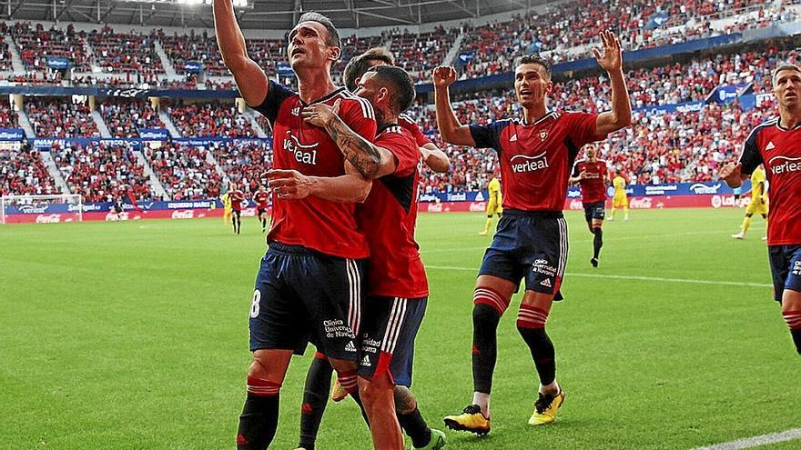 Kike García celebra un gol al Cadíz en El Sadar junto con varios de sus compañeros.