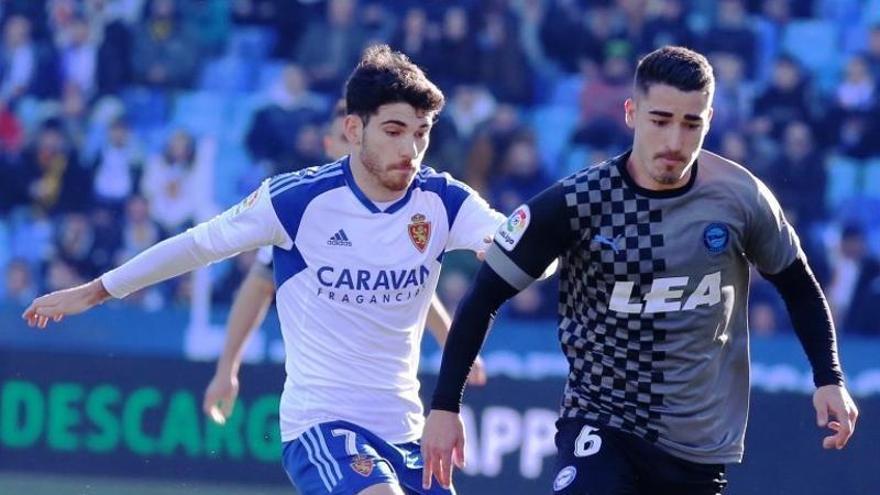 Moya controla el balón en presencia de Puche