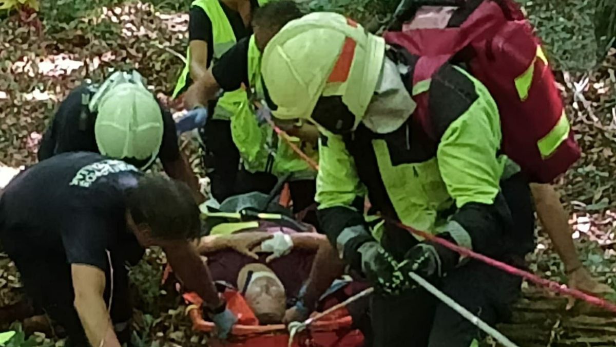 El Grupo de Rescate Técnico atiende a la conductora.