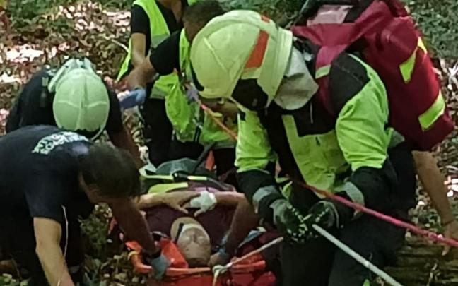 El Grupo de Rescate Técnico atiende a la conductora.