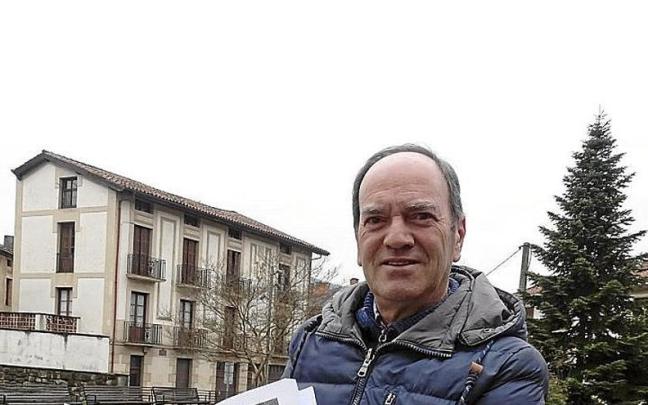 Jexumai Ugarte, autor del libro, muestra algunas de las fotografías. Jexumai Ugarte, autor del libro, muestra algunas de las fotografías.