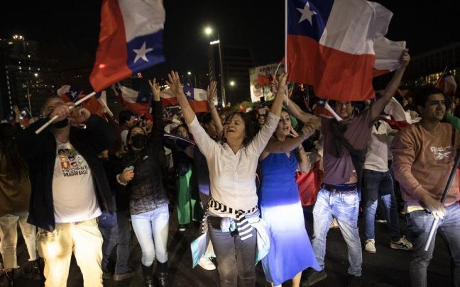 Tras conocer el rechazo al borrador de Constitución, miles de ciudadanos han salido a la calle a celebrar el resultado del referéndum.
