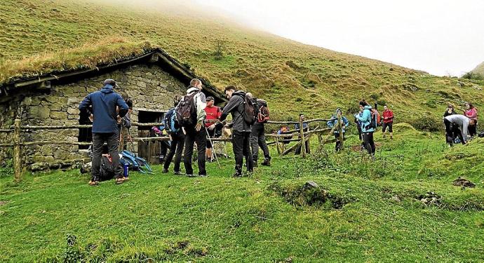 Hainbat mendizale Lagun Onak Mendi Bazkunak aurten egindako irteera batean. Argazkia: Lagun Onak M.B.