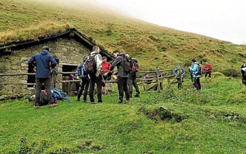 Hainbat mendizale Lagun Onak Mendi Bazkunak aurten egindako irteera batean. Argazkia: Lagun Onak M.B.