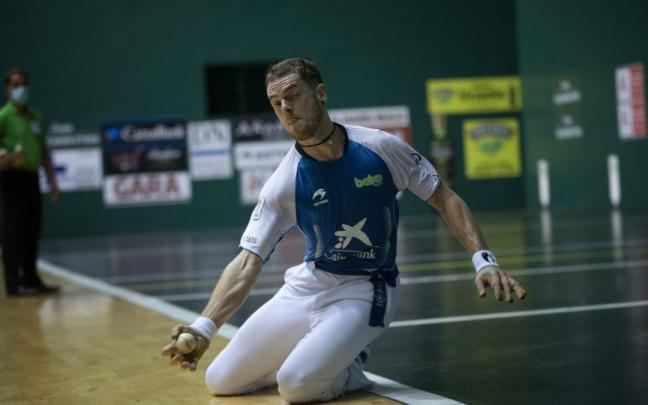 Unai Laso alcanza una pelota en el ancho del Labrit. Unai Laso alcanza una pelota en el ancho del Labrit.