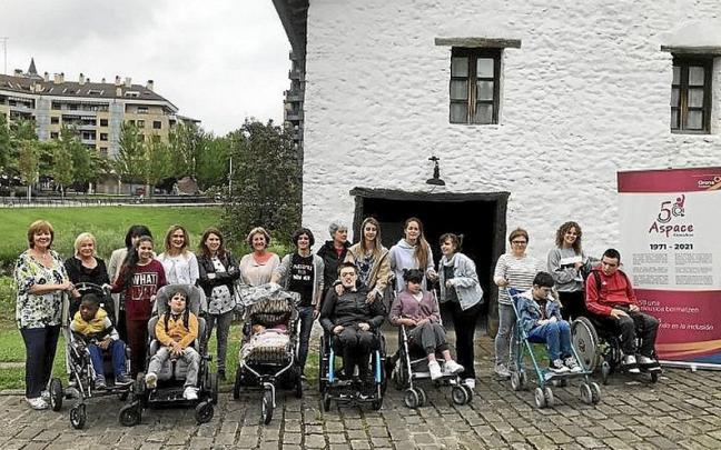 Miembros de Aspace junto a la alcaldesa de Beasain. | FOTO: E.C.A.