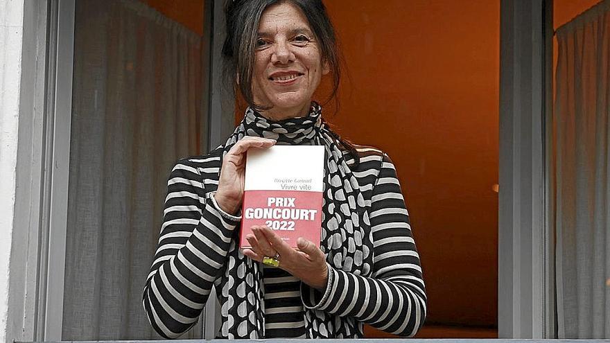 Brigitte Giraud posa con el libro por el que ha merecido el premio Goncourt. | FOTO: EFE