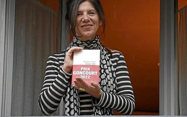 Brigitte Giraud posa con el libro por el que ha merecido el premio Goncourt. | FOTO: EFE