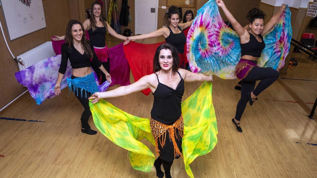 Miren Ripa Alberdi, en el centro de la imagen, en una de sus clases de danza del vientre.