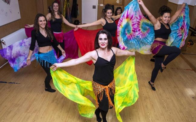 Miren Ripa Alberdi, en el centro de la imagen, en una de sus clases de danza del vientre.