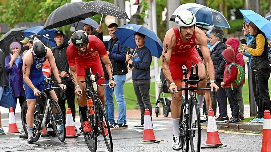 Participantes en una de las pruebas del Campeonato de Europa de Triatlón Multideporte.