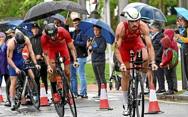 Participantes en una de las pruebas del Campeonato de Europa de Triatlón Multideporte. Participantes en una de las pruebas del Campeonato de Europa de Triatlón Multideporte.