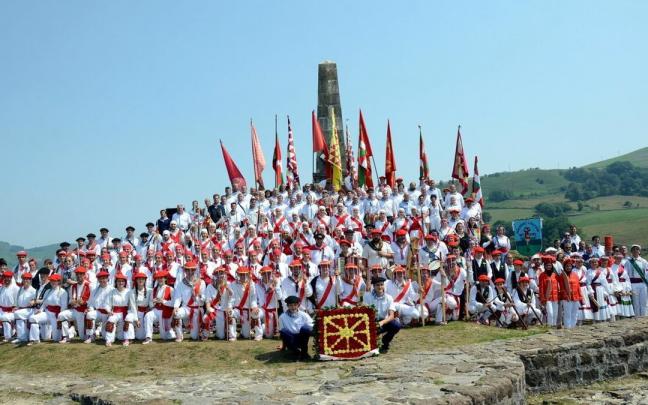 El acto institucional finaliz&oacute; con una espectacular foto alrededor del monolito, con los ezpatadantzaris y las autoridades.
