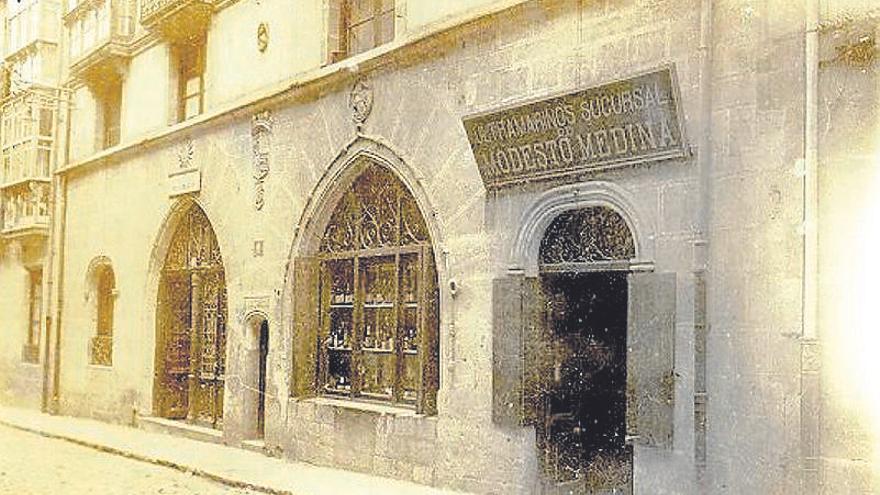Casa del Cordón de Vitoria, propiedad del comerciante judeoconverso Juan Sánchez de Bilbao, que muestra la relación entre los mercaderes y la orden, pues cuenta, como se puede ver en la fotografía, con el cordón de los Franciscanos, que hace referencia a sus votos: pobreza, obediencia y castidad.