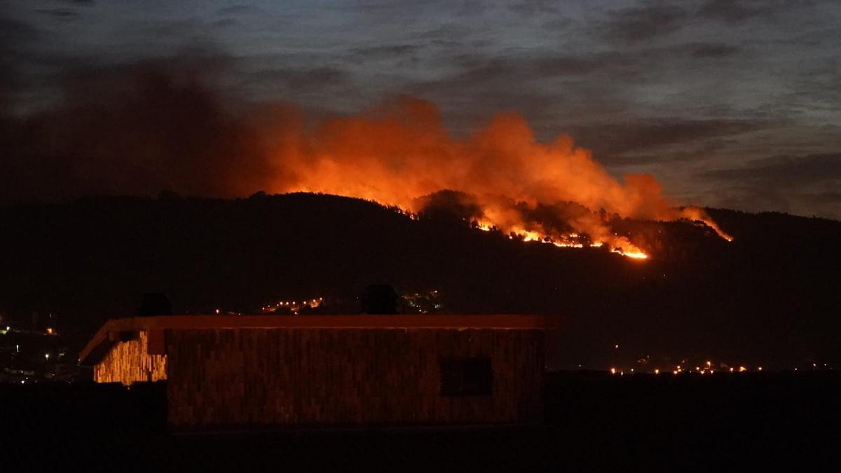 Un incendio se desata de madrugada en Berango