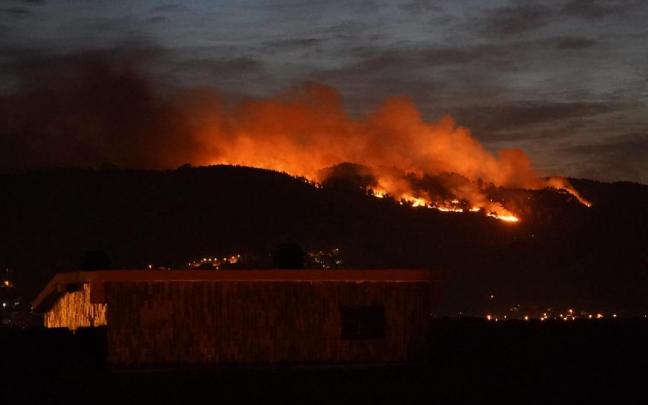 Un incendio se desata de madrugada en Berango