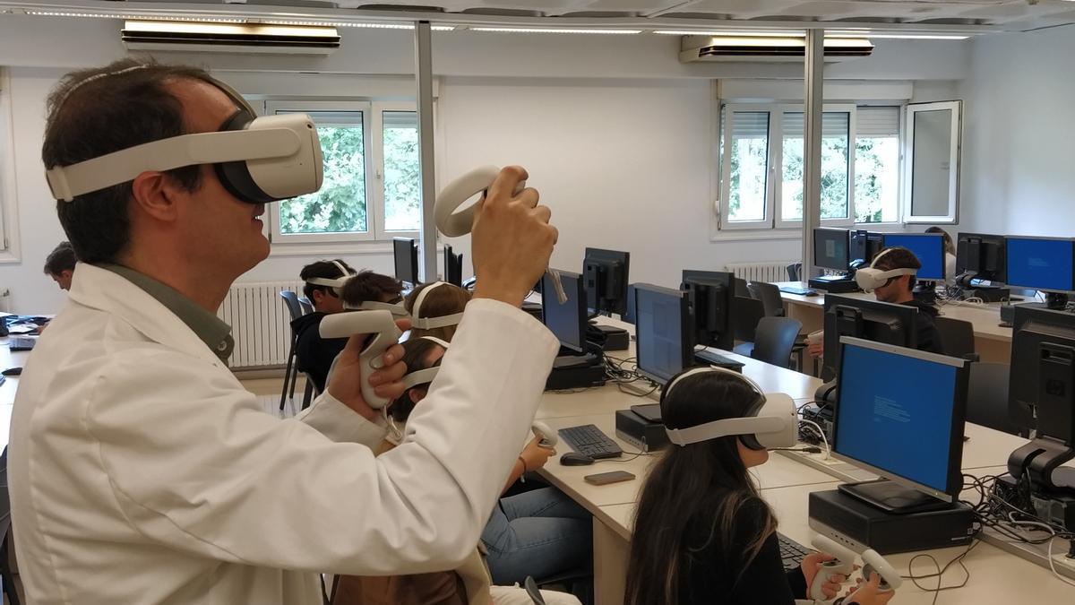 El catedrático Javier Aldazabal, responsable del nuevo laboratorio, junto a un grupo de estudiantes.