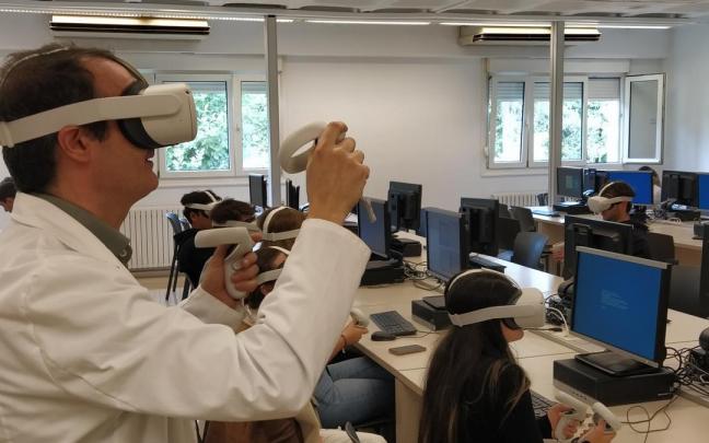 El catedrático Javier Aldazabal, responsable del nuevo laboratorio, junto a un grupo de estudiantes.