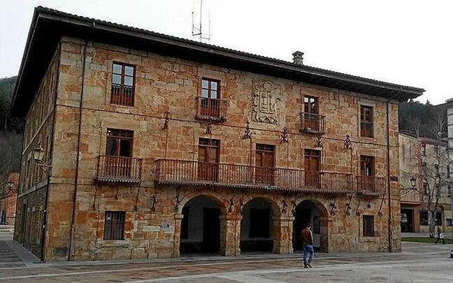 El ayuntamiento de Legazpi. | FOTO: A.Z.
