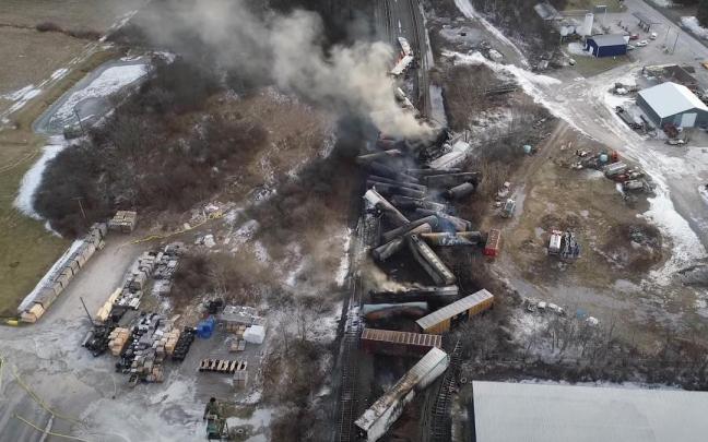 El tren descarrilado en Ohio.