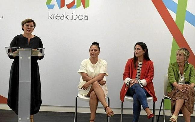 La alcaldesa, junto a representantes de los tres partidos. | FOTO: N.G.