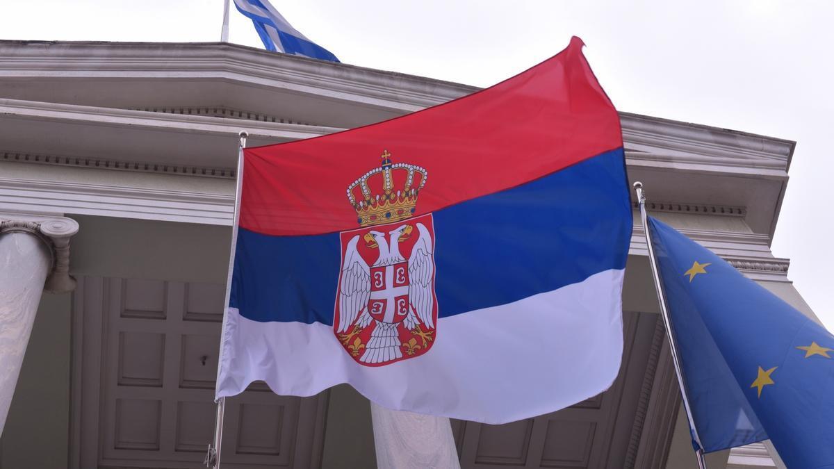 Bandera de Serbia en una fotografía de archivo