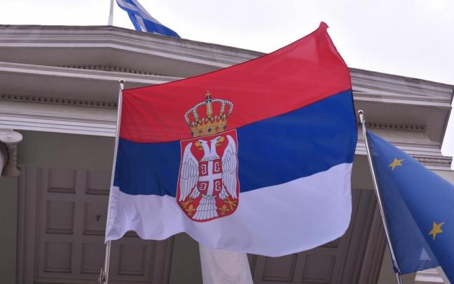 Bandera de Serbia en una fotografía de archivo