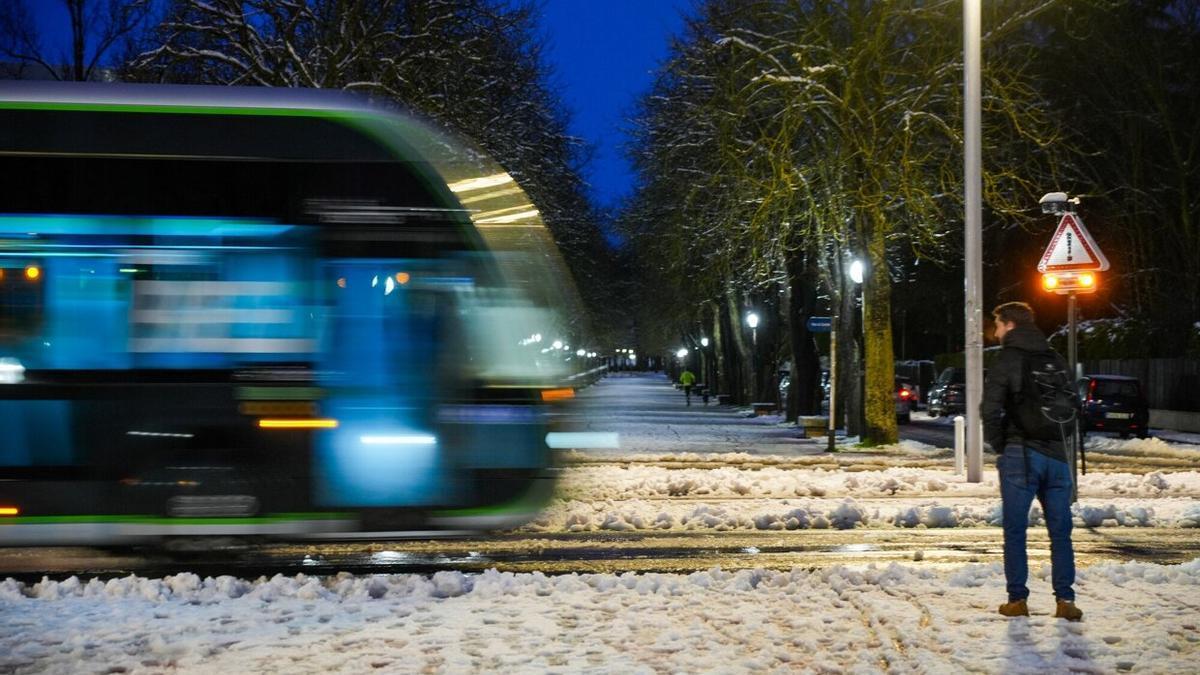 Un joven espera a que pase un autobús en Gasteiz este jueves.