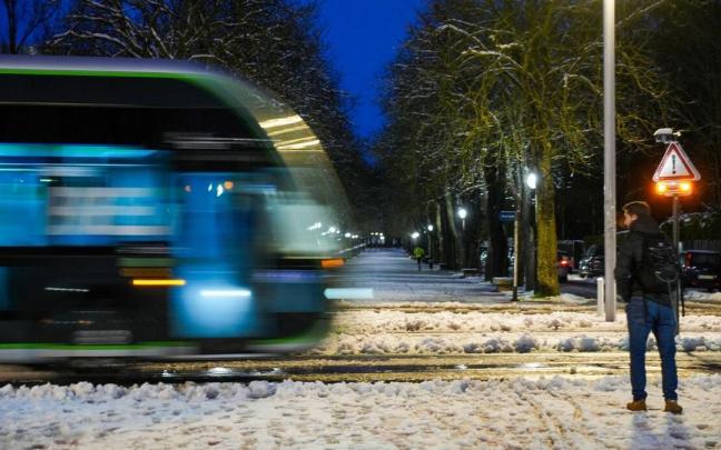 Un joven espera a que pase un autobús en Gasteiz este jueves. Un joven espera a que pase un autobús en Gasteiz este jueves.