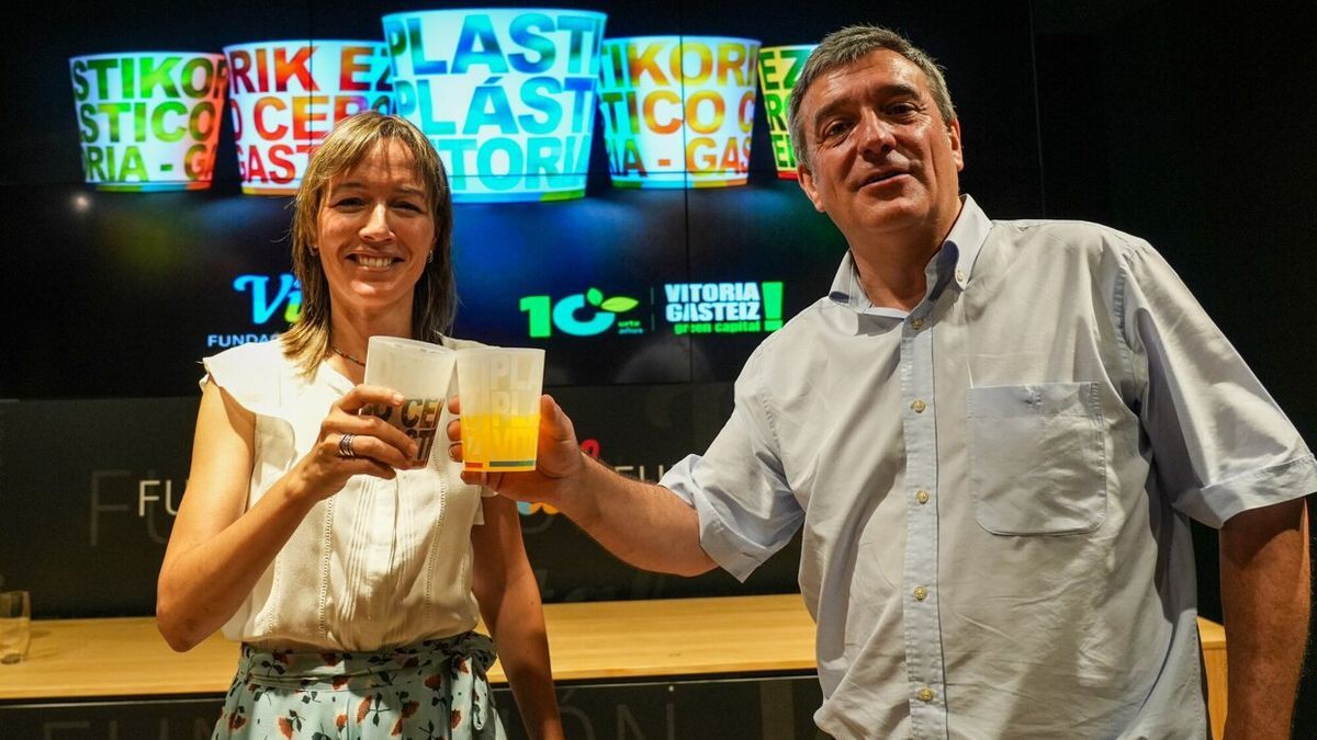 Arantxa Ibáñez de Opacua y César Fernández de Landa en la presentación de la campaña