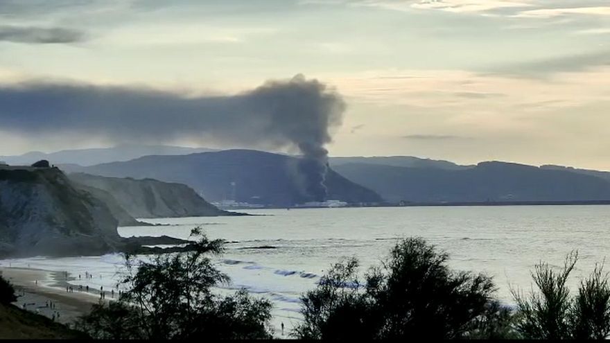 Incendio en el Puerto de Bilbao, desde Sopela