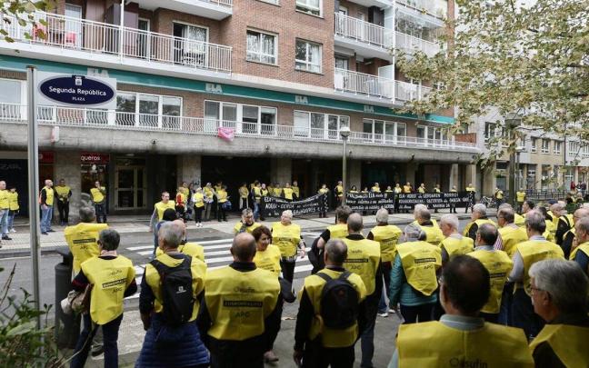 Protesta de la Plataforma de Agraviados por Geroa hoy frente a la sede de ELA en Donostia. Protesta de la Plataforma de Agraviados por Geroa hoy frente a la sede de ELA en Donostia.