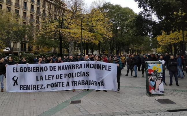 Concentración de policías forales este jueves para reclamar la reglamentación de la Ley de Policías de Navarra. Concentración de policías forales este jueves para reclamar la reglamentación de la Ley de Policías de Navarra.