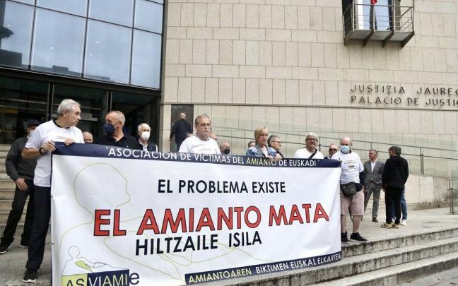 Miembros de Asviamie concentrados hoy en los juzgados de Donostia.