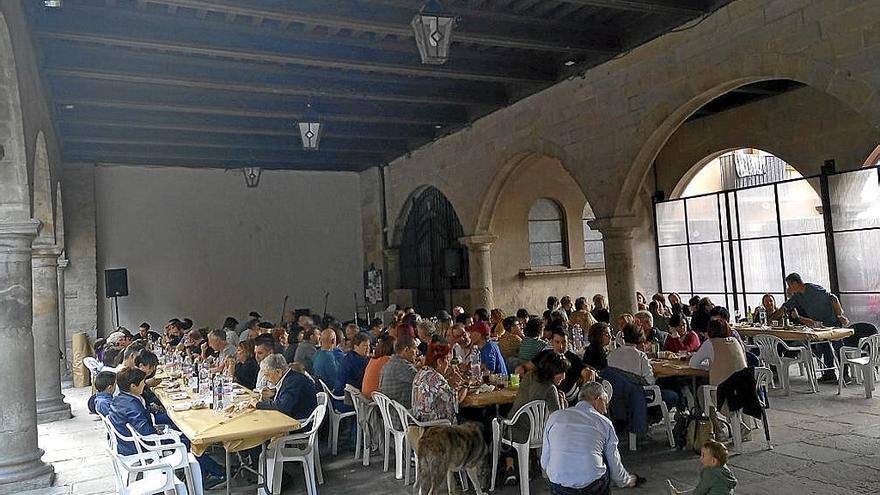 Amigos y miembros del grupo de danzas, en la comida popular en las Arcadas.