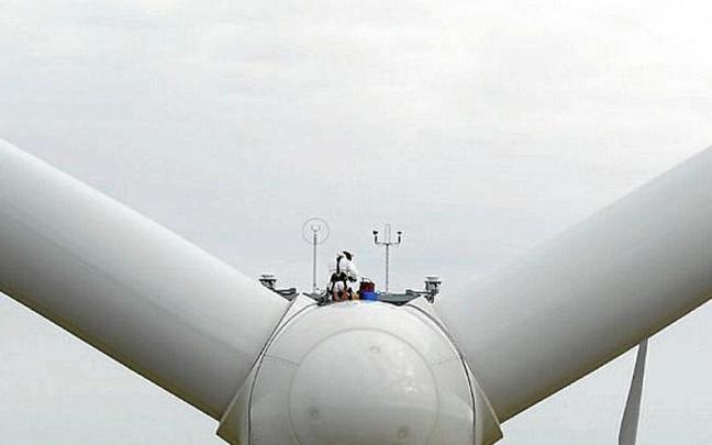 Babes eta zaintzarako gailuetako bat instalatzen. | ARGAZKIA: IBREDROLA