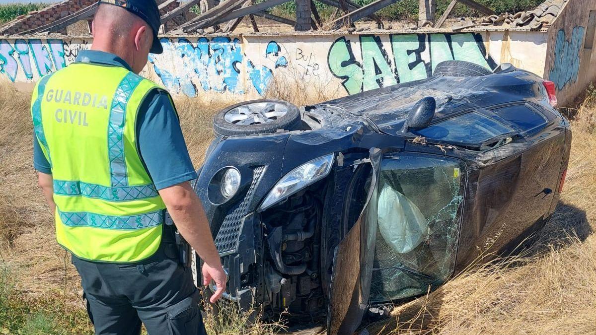 Vehículo accidentado en Caparroso.