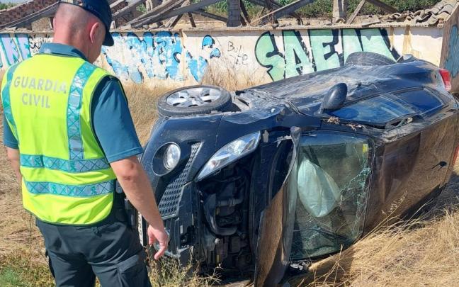 Vehículo accidentado en Caparroso.