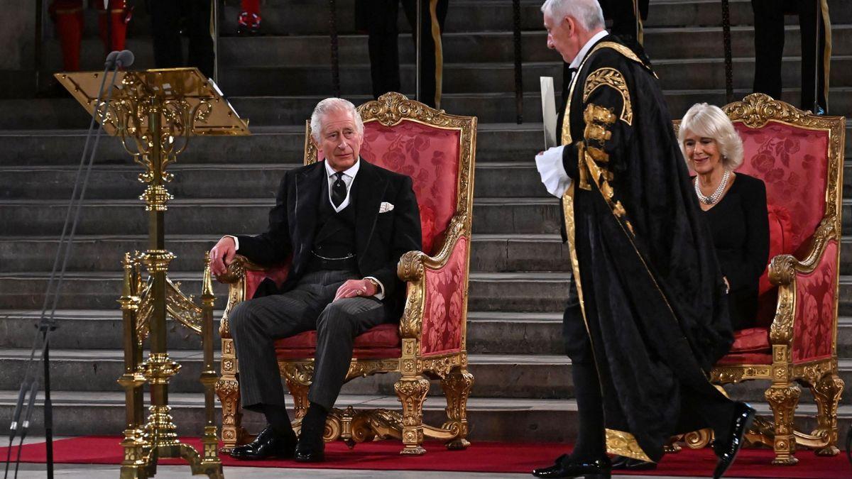 Carlos III y la reina consorte Camila ante el Parlamento británico.