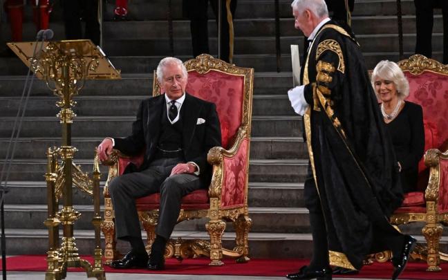 Carlos III y la reina consorte Camila ante el Parlamento brit&aacute;nico.