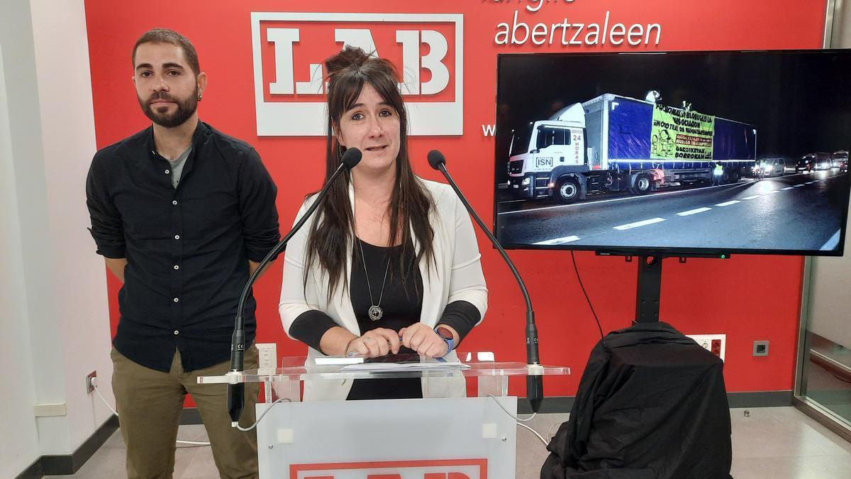 Edurne Visiers habla durante la rueda de prensa, junto a Imanol Karrera.