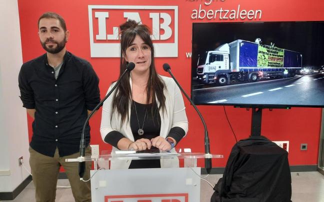 Edurne Visiers habla durante la rueda de prensa, junto a Imanol Karrera.