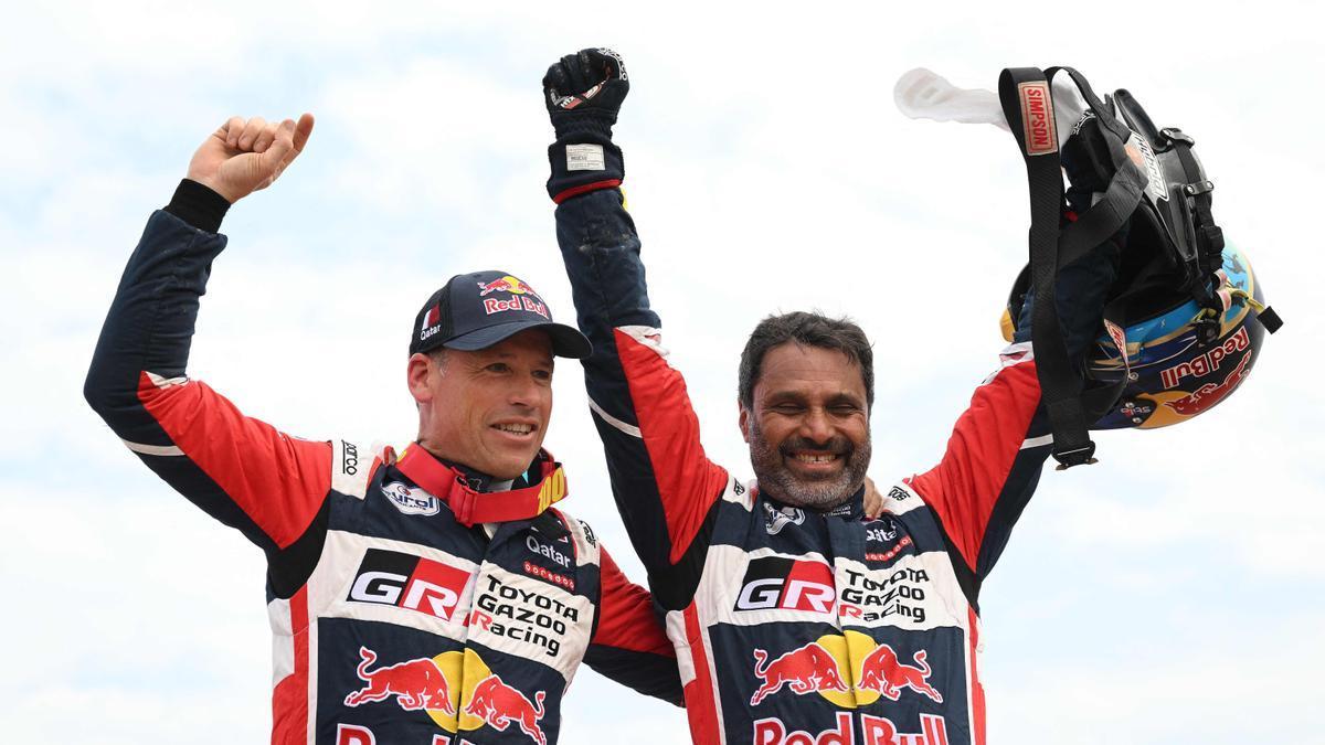 Al-Attiyah celebra su triunfo en el Dakar junto a su copiloto.