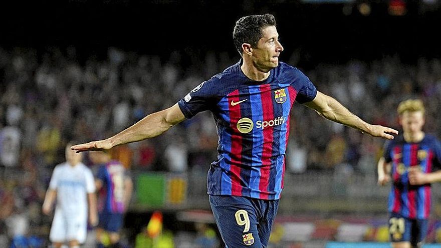 Lewandowski celebra uno de los tres goles que marcó anoche en el Camp Nou. | FOTO: EFE