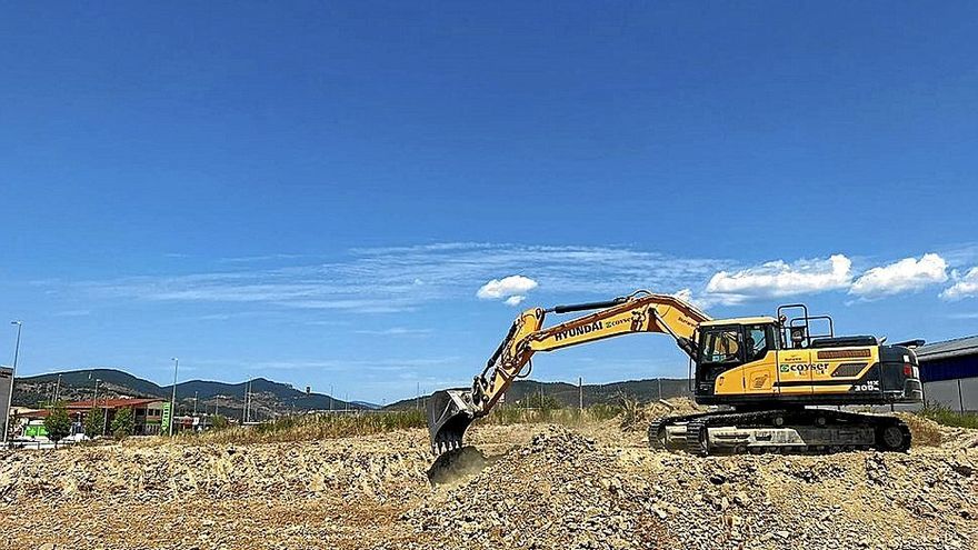 Una excavadora trabaja en la parcela que albergará el futuro polideportivo. | FOTO: CEDIDA