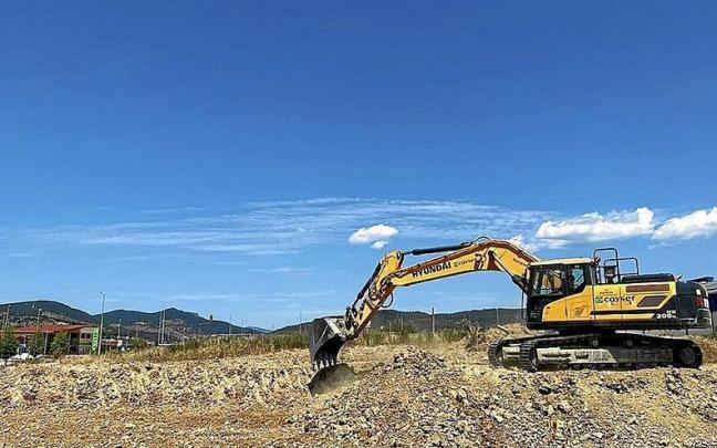 Una excavadora trabaja en la parcela que albergar&aacute; el futuro polideportivo. | FOTO: CEDIDA