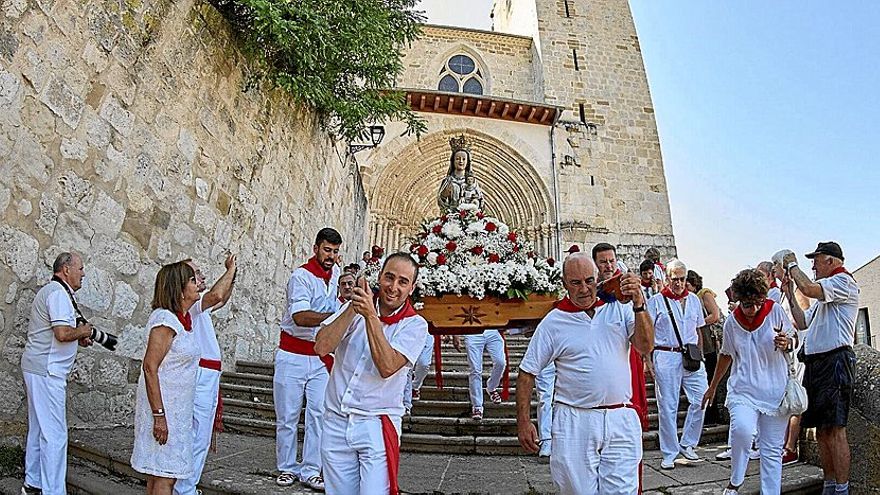 La imagen de la Virgen del Puy fue sacada a hombros por porteadores; posteriormente fue llevada a hombros en su mayoria por mujeres.