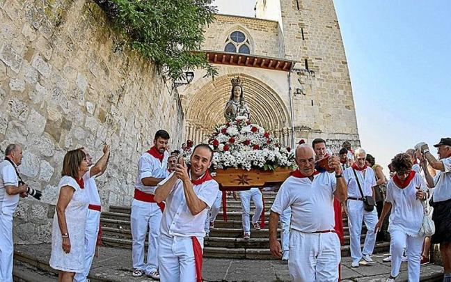 La imagen de la Virgen del Puy fue sacada a hombros por porteadores; posteriormente fue llevada a hombros en su mayoria por mujeres. La imagen de la Virgen del Puy fue sacada a hombros por porteadores; posteriormente fue llevada a hombros en su mayoria por mujeres.