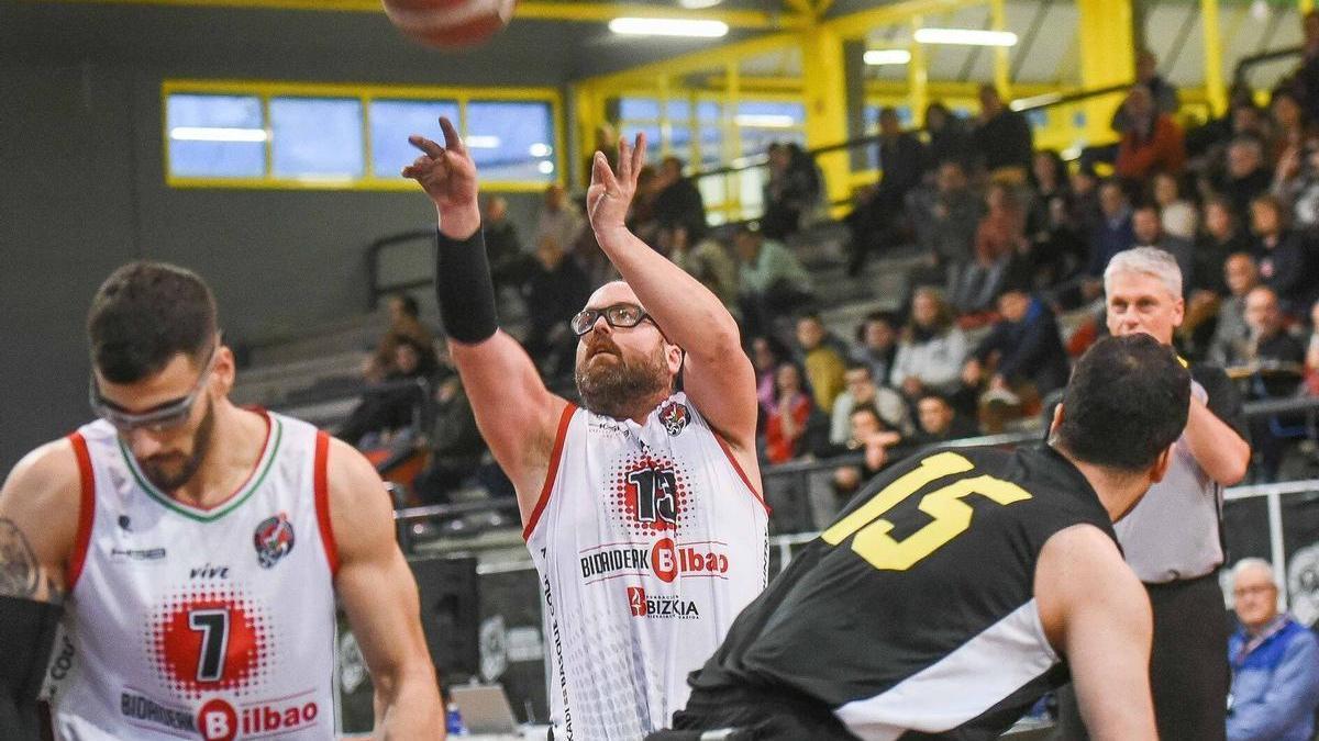 Asier Garc&iacute;a lanza en el duelo ante el Manchester.